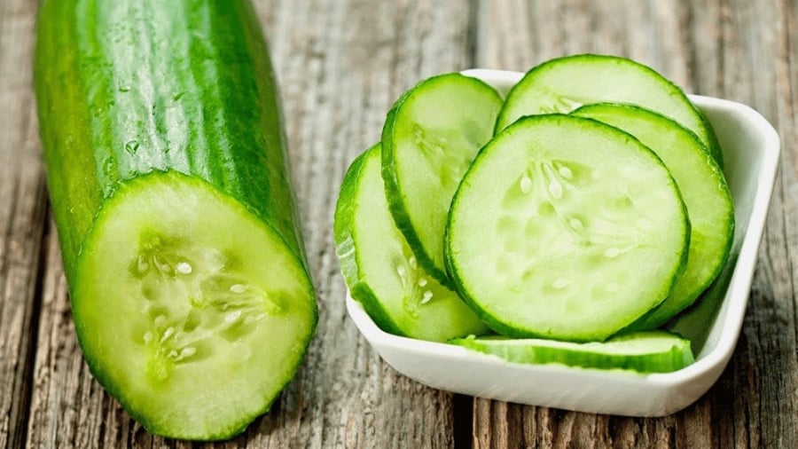 Dưa chuột là loại trái cây rất giàu vitamin K giúp làm lành da, vì vậy rất tốt để làm dịu vết cháy nắng.