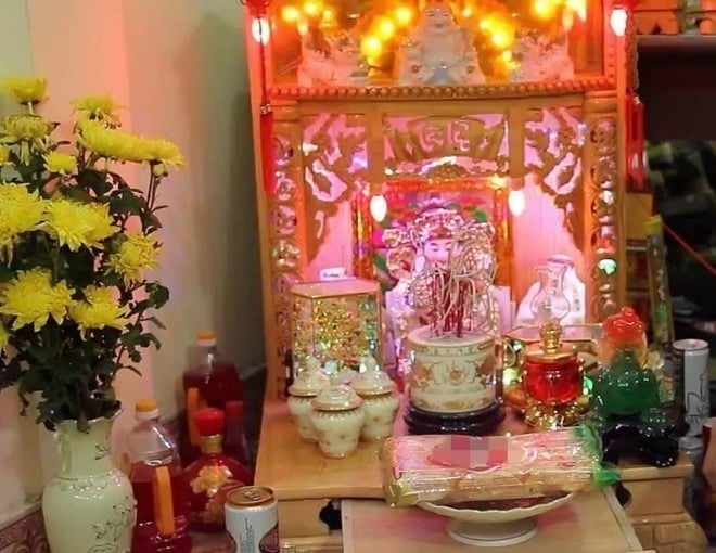 Khi đặt bình hoa, nếu chỉ có một bình, thông thường sẽ được đặt ở bên trái bàn thờ.