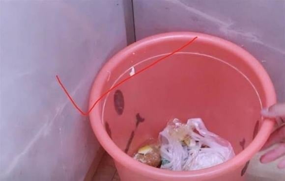 Phòng khách không chỉ là nơi sinh hoạt chung mà còn là khu vực tiếp đón khách, vì vậy không gian này luôn cần giữ được sự sạch sẽ và thơm tho.
