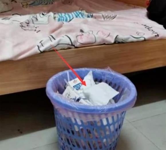Một số người có thói quen đặt thùng rác dưới bàn ăn để tiện vứt bỏ rác trong lúc ăn uống.