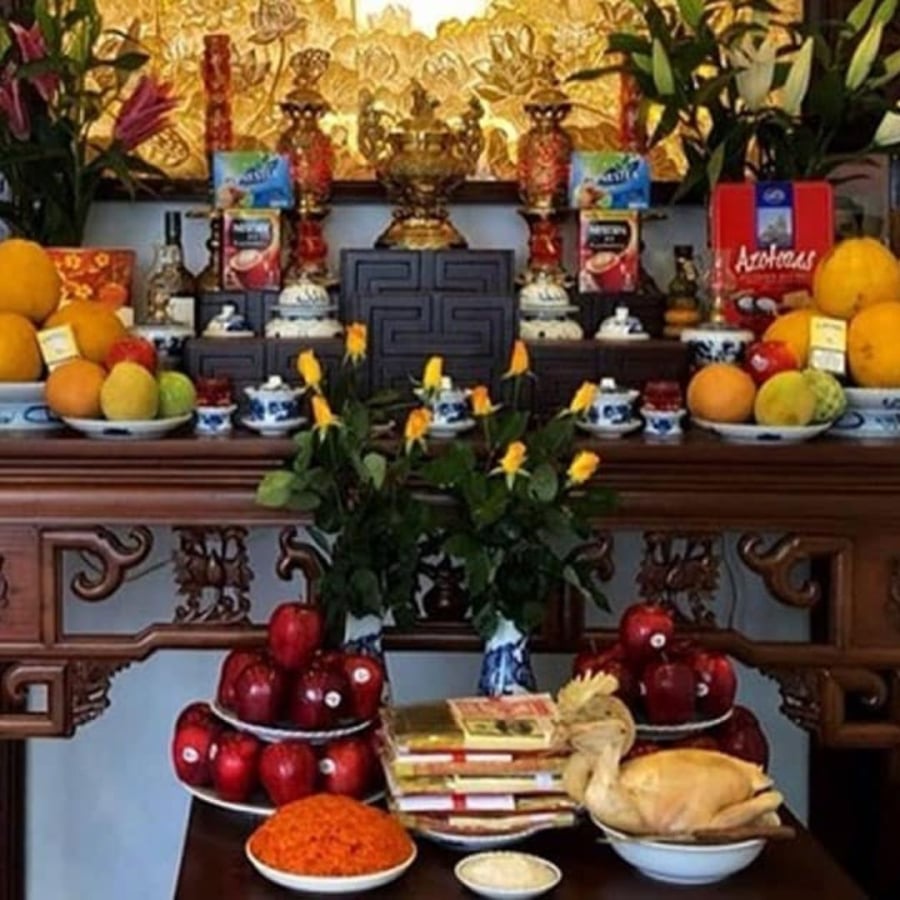 Ban thờ to lớn mang tính phô trương mà không ấm cúng thành tâm sẽ bị quở trách