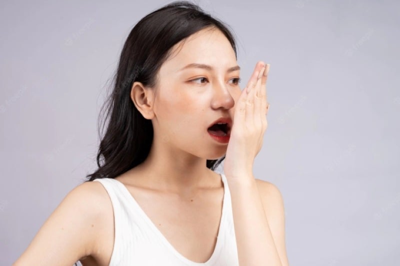 Tế bào ung thư phá hủy mô phổi, gây ra mùi hôi đặc trưng trong hơi thở.