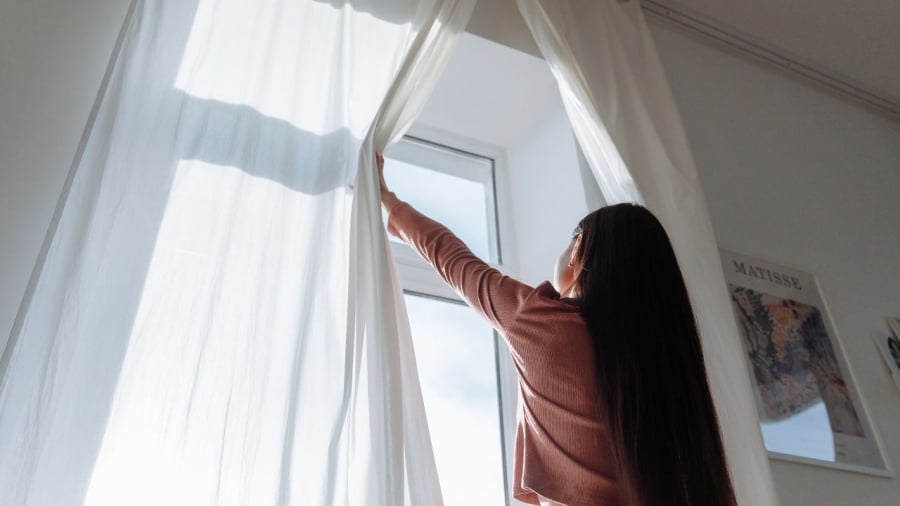 Kéo rèm và cửa sổ đúng lúc là cách làm mát cho ngôi nhà