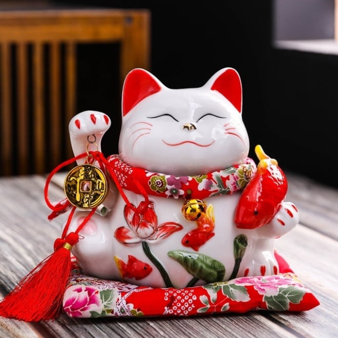 Mèo Thần Tài giơ tay phải - Mang ý nghĩa cầu bình an, gia đình hòa thuận, thích hợp đặt trong nhà để tăng cường hạnh phúc và sức khỏe.