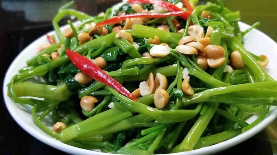 Món rau muống trộn ngon giòn hấp dẫn