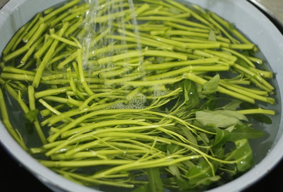 Sơ chế rau muống