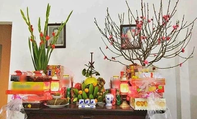 Ngoài bình hoa, gia chủ cũng cần chú ý đến các vật phẩm thờ cúng khác như bộ tam sự, mâm bồng, ống hương để không gian thờ cúng thêm trang trọng.