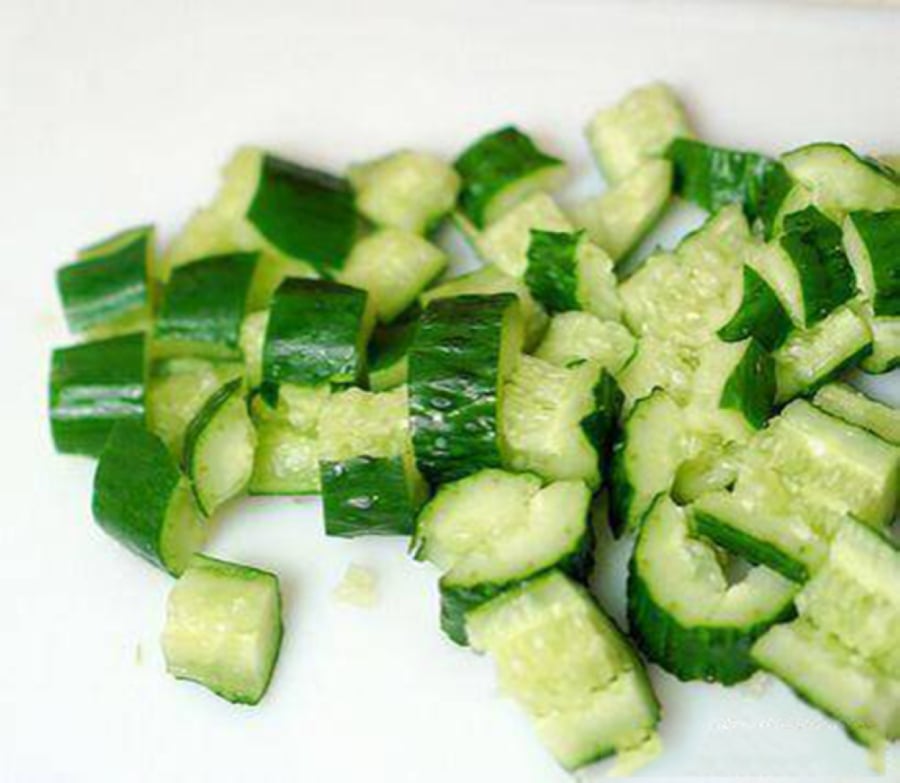 Cắt dưa chuột