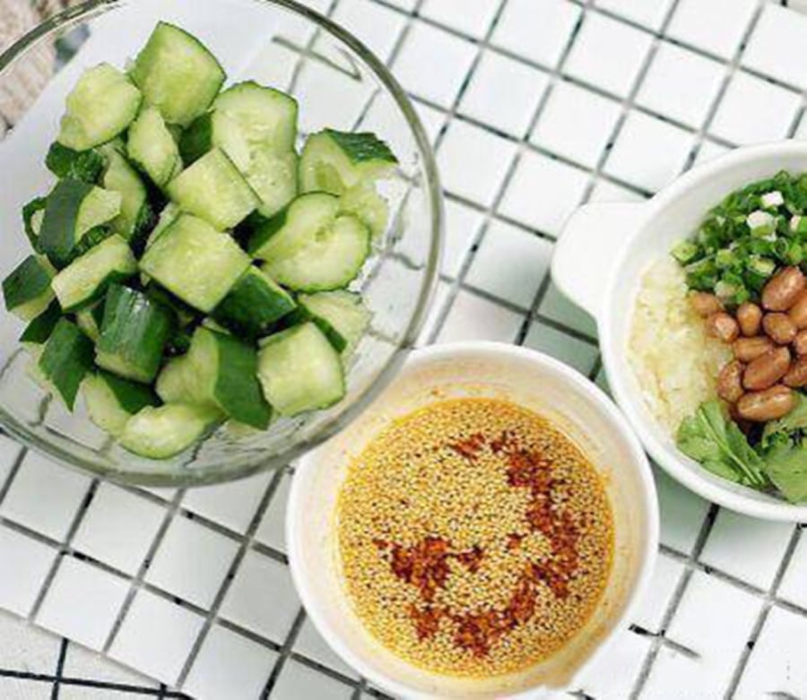 Cho nửa muỗng canh muối và một muỗng canh đường. Chúng ta có thể điều chỉnh tỷ lệ một chút theo sở thích của chính chúng ta.