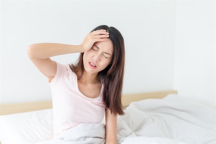 Nhiều người, đặc biệt là nhân viên văn phòng có lịch làm việc dày đặc, thường thức dậy và đứng dậy ngay lập tức để tiết kiệm thời gian.