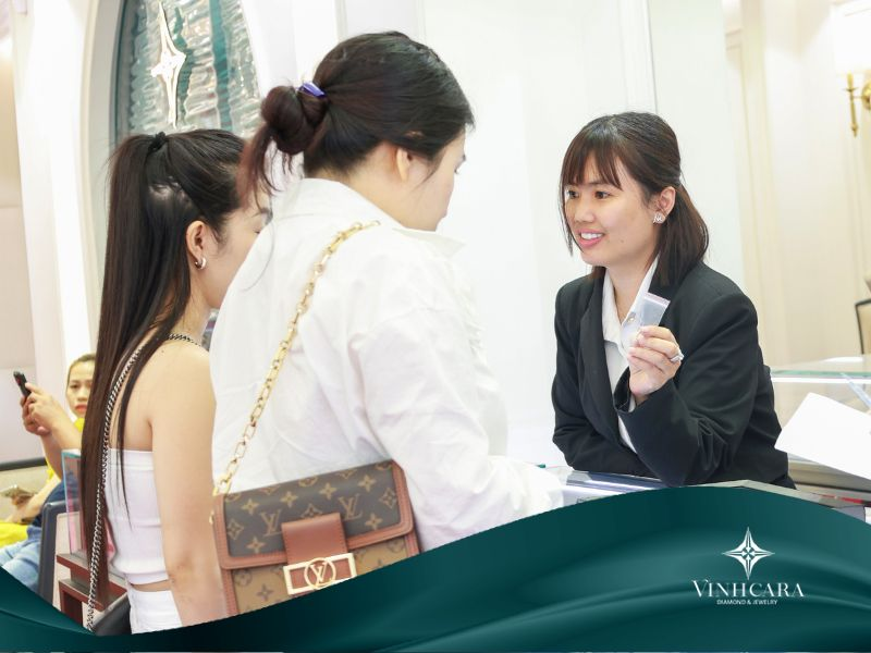 Khách hàng hài lòng về trải nghiệm mua nhẫn kim cương tại Vĩnh Cara
