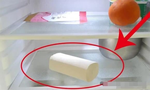 Một cách đơn giản để giúp tủ lạnh tiết kiệm điện là sử dụng chai nhựa chứa nước đông lạnh.