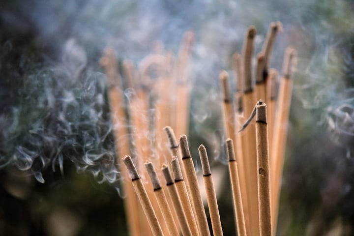 Theo truyền thống dân gian, ban ngày thuộc dương, ban đêm thuộc âm.