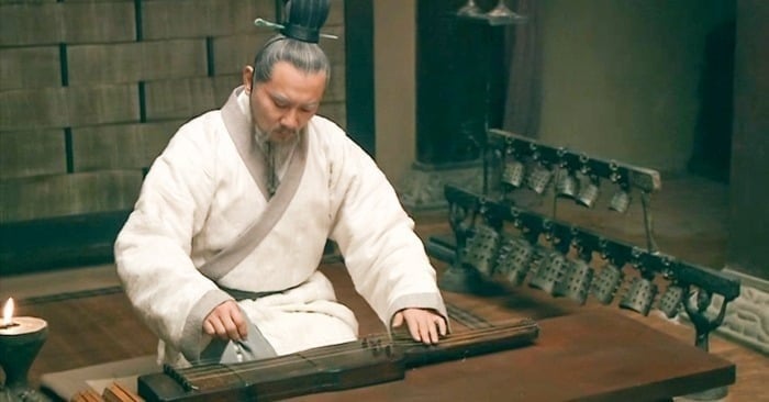 Trong bài thơ Lậu Thất Minh, tác giả Lưu Vũ Tích đã viết: “Sơn bất tại cao, hữu tiên tắc danh. Thủy bất tại thâm, hữu long tắc linh.”