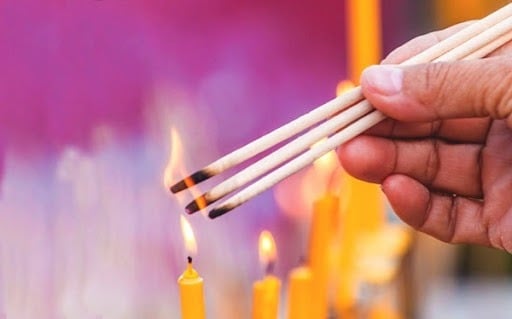 Sau khi thắp hương, bao lâu thì hạ lễ là hợp lý?