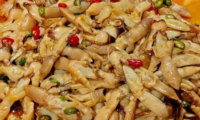 Rửa sạch ốc móng tay, đem luộc đến khi vỏ mở ra thì vớt ra, tách lấy phần thịt, rửa lại với nước sạch rồi để ráo.