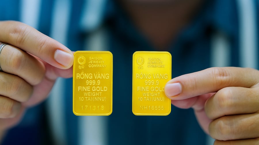 Giá vàng miếng SJC được giữ ổn định ở mức cao – người dân cân nhắc giữa việc nắm giữ dài hạn hay chốt lời ngắn hạn trong bối cảnh thị trường thế giới biến động.