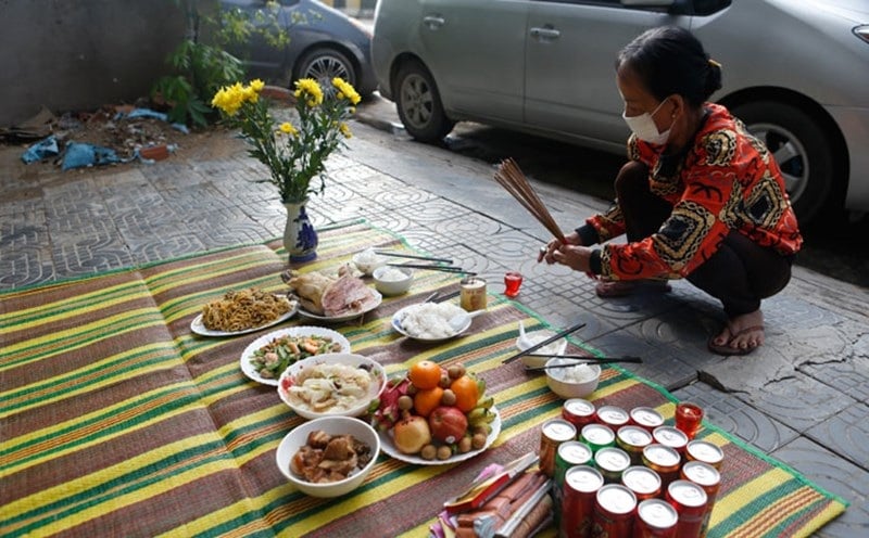 Khi làm lễ ngày Rằm, nên ăn mặc gọn gàng, kín đáo, tránh lòe loẹt hoặc thiếu trang nghiêm. Trang phục quá chói lọi dễ khiến mất đi sự thành kính, ảnh hưởng đến nghi lễ tâm linh.