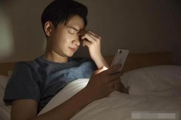 Khi bước qua tuổi 50, nhiều nam giới bắt đầu nhận thấy lông mày mình dày và dài hơn trước.
