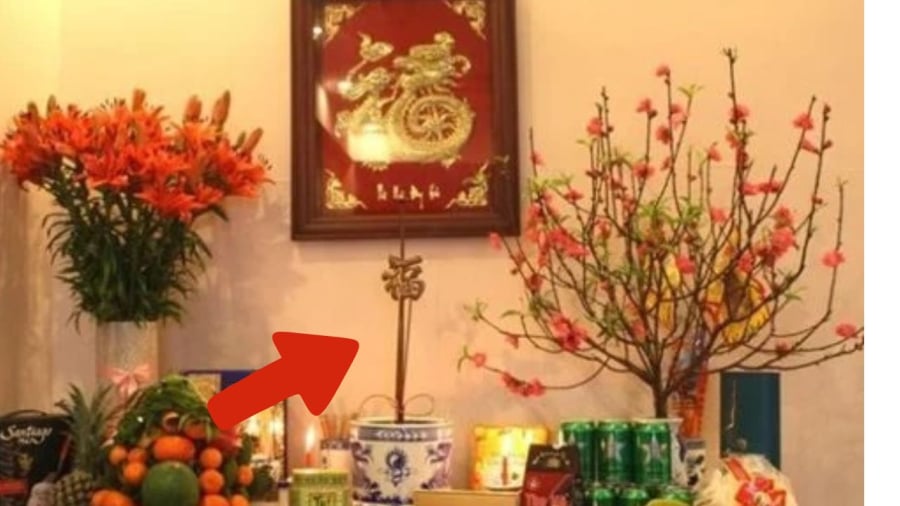 Chân hương vòng cắm vào bát hương để treo hương vòng