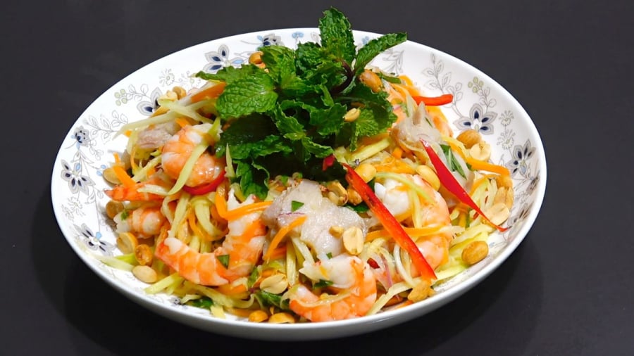 Tôm sống, tôm chưa chín kỹ nên tránh