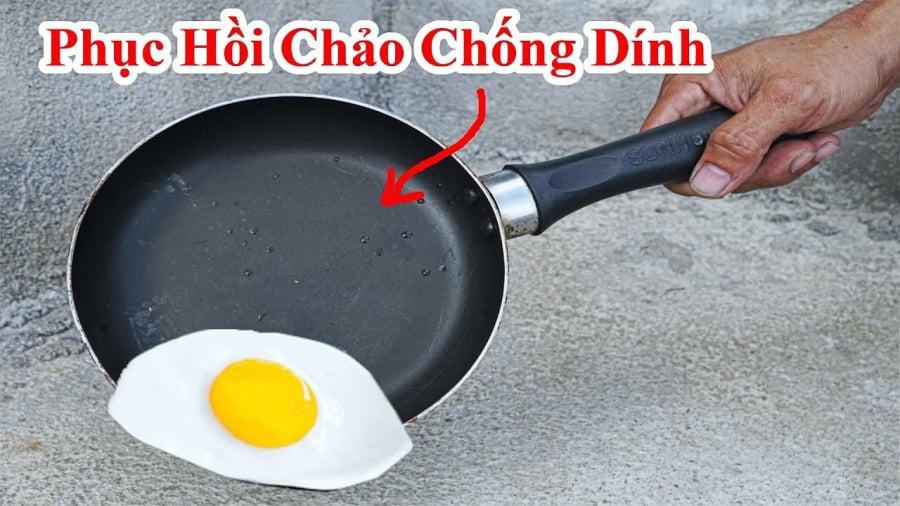 Khoai tây chứa các axit tự nhiên giúp làm sạch lớp gỉ và kết hợp với lớp Teflon, hỗ trợ phục hồi chống dính.
