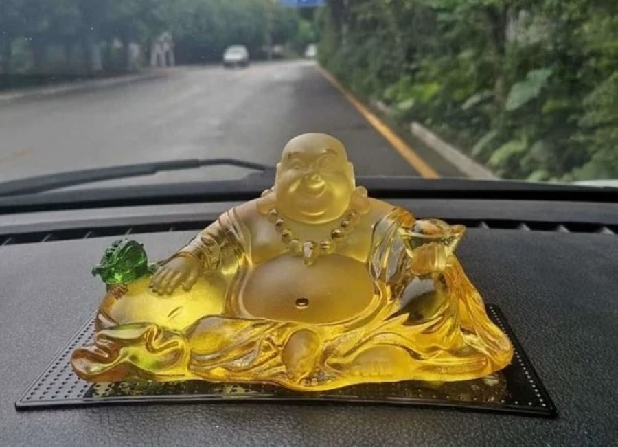 Vật phong thủy may mắn trưng trên xe ô tô