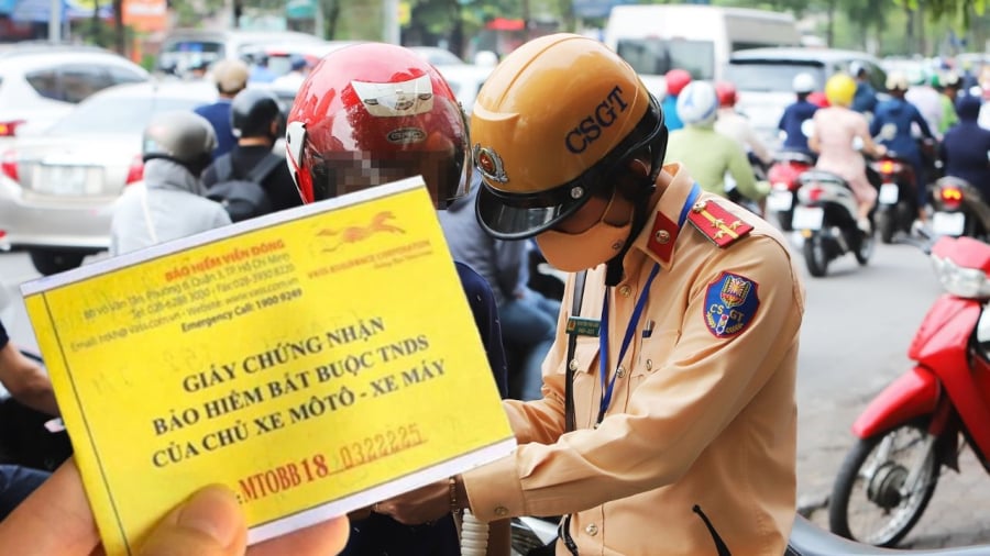 Tình trạng này đang diễn ra khá phổ biến từ tháng 5 và tiếp tục gia tăng trong tháng 6/2025, khi lực lượng CSGT tăng cường kiểm tra hành chính định kỳ tại nhiều tuyến đường trên cả nước.