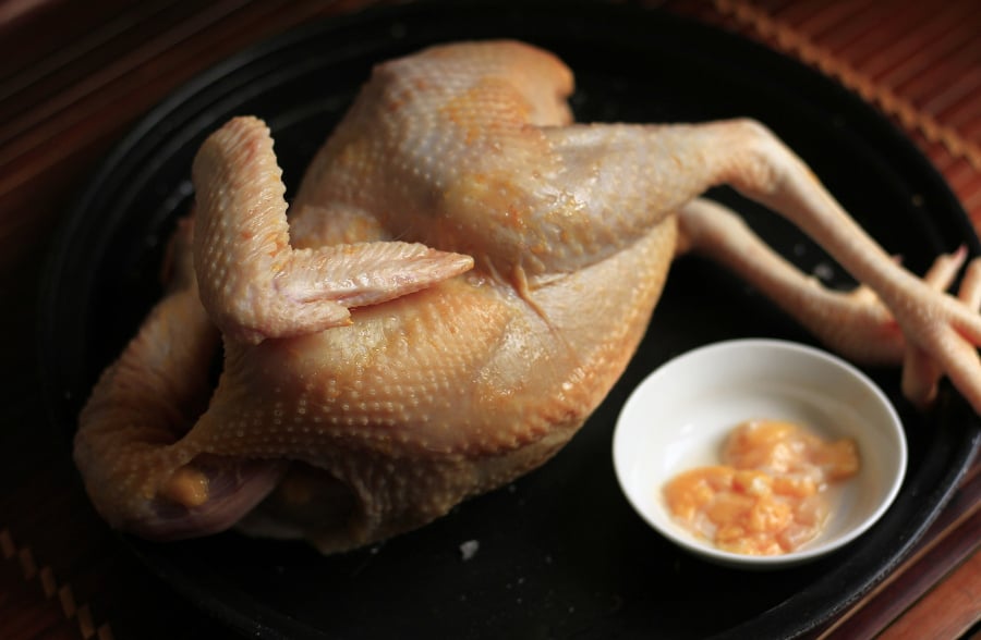 Cách làm gà ủ muối da vàng thịt ngọt đậm, vụng mấy cũng làm ngon ơ