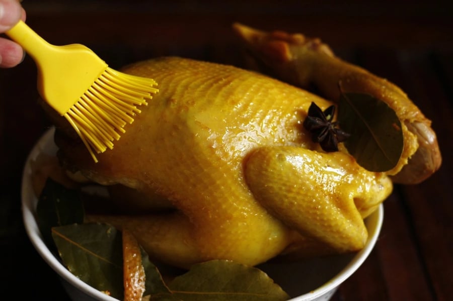 Gà ủ muối da vàng giòn ngon