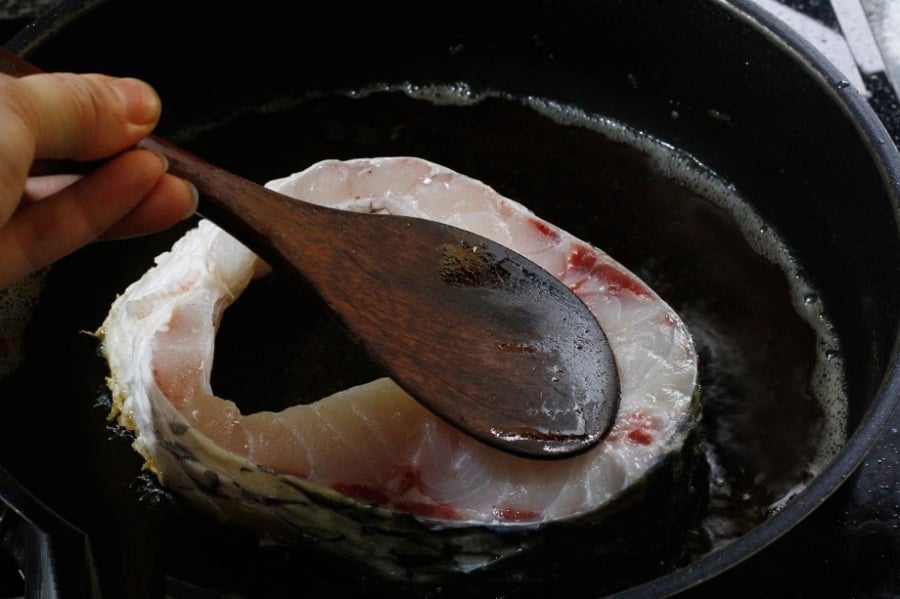 Thời gian ướp từ 15–30 phút tùy loại cá và món ăn (nướng, kho, chiên,…). Không nên ướp quá lâu vì rượu có thể làm thịt cá mất độ mềm tự nhiên nếu để quá thời gian.