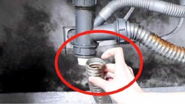 Khi rửa bát, dầu mỡ và vụn thức ăn dễ rơi vào đường ống, lâu ngày gây tắc nghẽn và mùi hôi khó chịu.