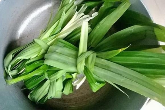 Nếu bạn mua tôm đông lạnh, hãy ưu tiên chọn những con có thân cong, vì đó thường là tôm còn tươi trước khi được cấp đông.