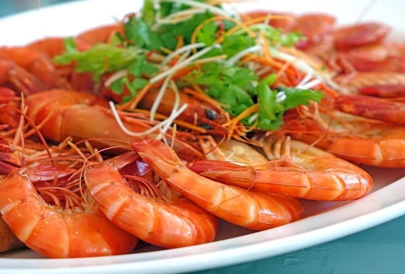 Đun nước đến khi sôi, cho tôm vào luộc với lửa vừa trong khoảng 3-5 phút (tùy kích thước tôm). Khi tôm chuyển sang màu đỏ au và thịt săn chắc là tôm đã chín.