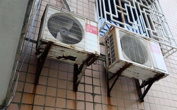 Nhiều người có thói quen lắp mái che hoặc tấm chắn bụi cho dàn nóng điều hòa với hy vọng bảo vệ thiết bị khỏi nắng mưa và bụi bẩn.