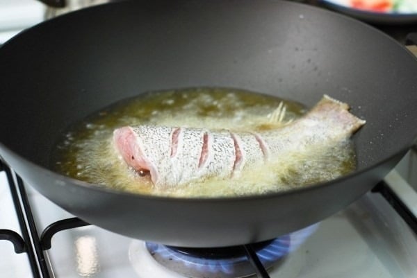 Để có món cá rán ngon, bước đầu tiên là sơ chế cá ngay khi mua về.