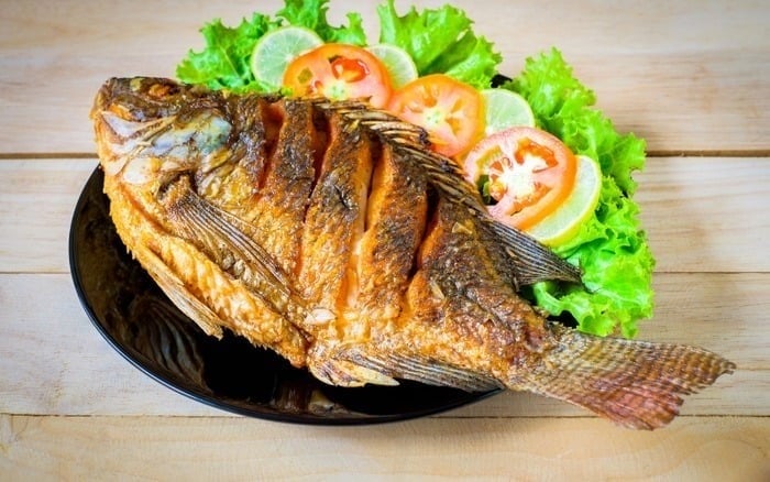 Một mẹo khác để có lớp vỏ cá vàng giòn, không bị vỡ và không bắn dầu là phủ một lớp bột mì mỏng lên cá trước khi rán.