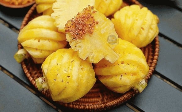 Dứa là loại trái cây nhiệt đới quen thuộc, đặc biệt phổ biến vào mùa hè.
