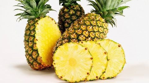 Người tỳ vị hư, dễ lạnh bụng không nên ăn dứa tươi vì dứa có tính hàn, dễ gây tiêu chảy, đau bụng.