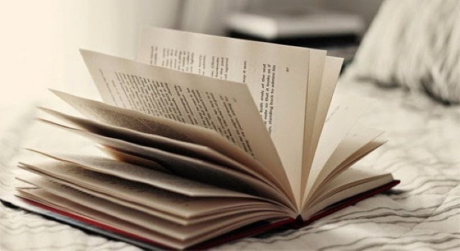 Đặt một cuốn sách dưới gối có thể mang lại điều may mắn, giúp người đó học hành tấn tới.