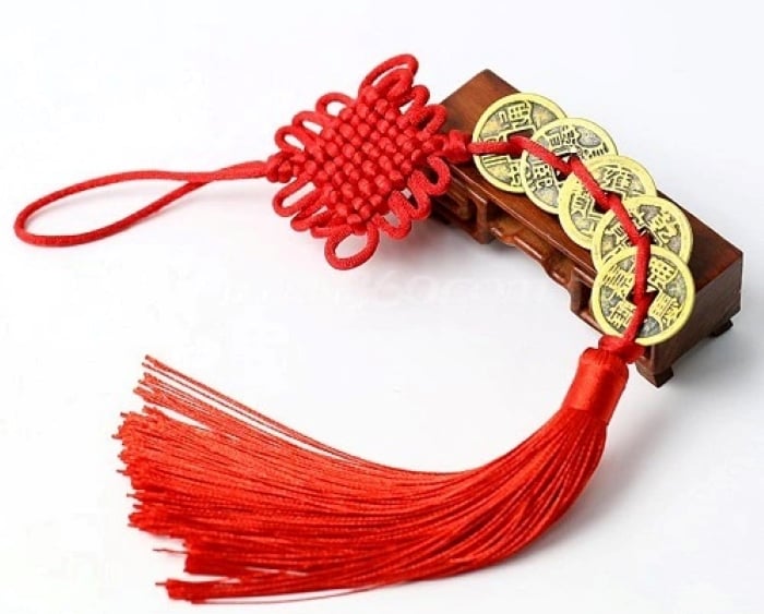 Đặt đồng xu cổ dưới gối có thể hóa giải xung khắc, xua đuổi tà khí trong nhà, cầu bình an, giúp gia đình êm ấm, đồng thời tăng thêm tài lộc, vượng khí cho người nằm ngủ trên giường.