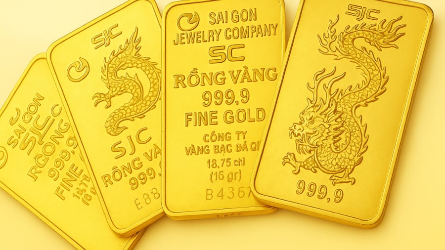 Giá vàng miếng SJC tiếp tục tăng mạnh trong nước bất chấp xu hướng giảm của thị trường thế giới. Nhiều người dân vẫn lựa chọn nắm giữ vàng vật chất để bảo toàn tài sản trong bối cảnh kinh tế toàn cầu biến động.