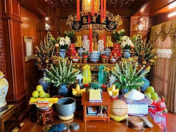 Khu vực xung quanh bàn thờ cần gọn gàng, sạch sẽ, tránh bừa bộn.