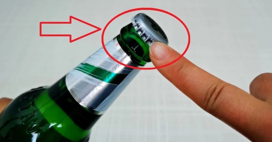 Không phải lúc nào bạn cũng có sẵn dụng cụ mở nắp chai bia bên cạnh.