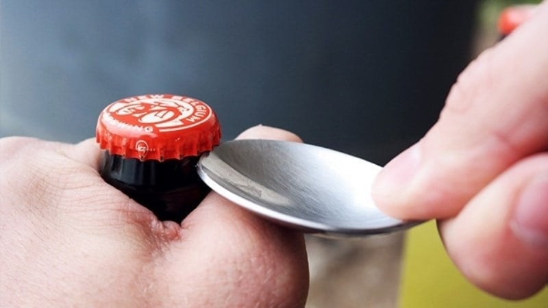 Để mở nắp chai bia bằng muỗng, bạn nên chọn một chiếc muỗng chắc chắn và cứng cáp.