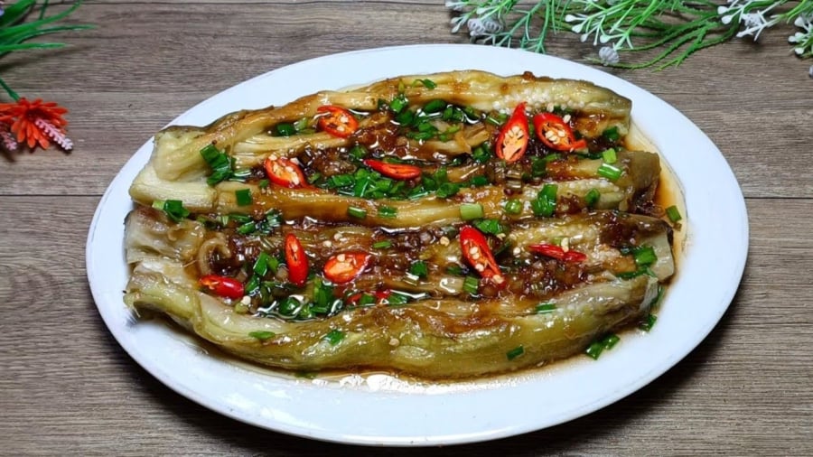 Cà tím nướng mỡ hành là món ăn đơn giản nhưng đậm đà, rất đưa cơm và giàu chất xơ.