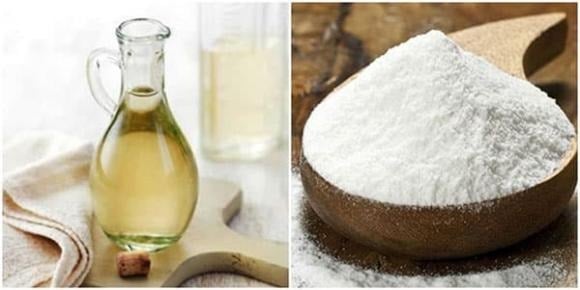 Chuẩn bị một chậu nước sạch, pha vào đó một lượng giấm trắng và muối vừa đủ rồi khuấy đều.
