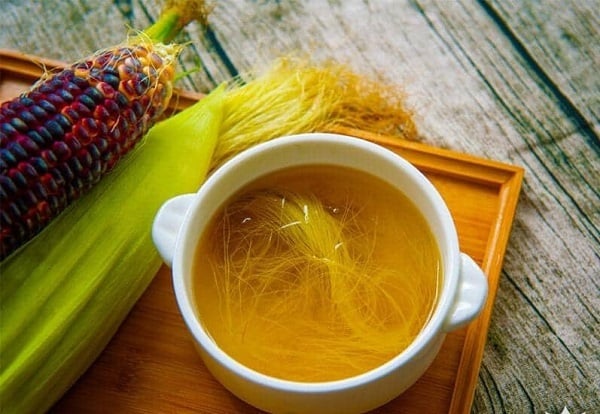 Râu ngô chứa các flavonoid, vitamin K, chất xơ và khoáng chất như kali, giúp tăng đào thải độc tố qua nước tiểu, hỗ trợ làm sạch thận và giảm phù nề.