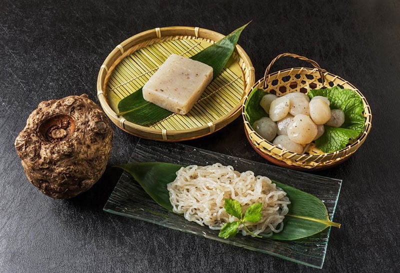 Hình dáng củ nưa tươi có lớp vỏ sần, xám nâu – sau khi gọt để lộ phần thịt bùi, dẻo, dễ chế biến thành món ngon dân dã.
