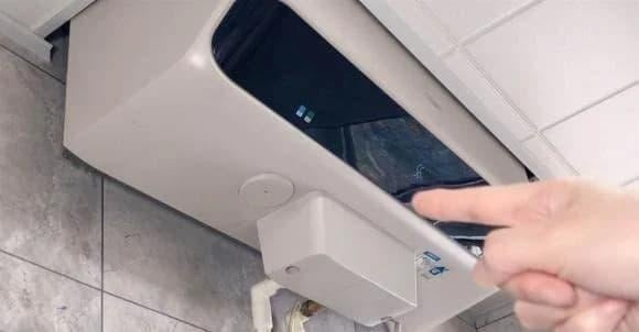 Nhiều người tranh luận về việc có nên rút phích bình nước nóng hay không.